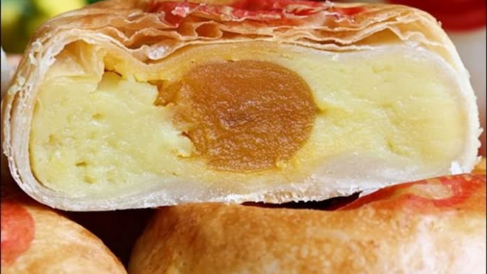 Bánh Pía là món đặc sản Sóc Trăng với mùi sầu riêng đặc trưng