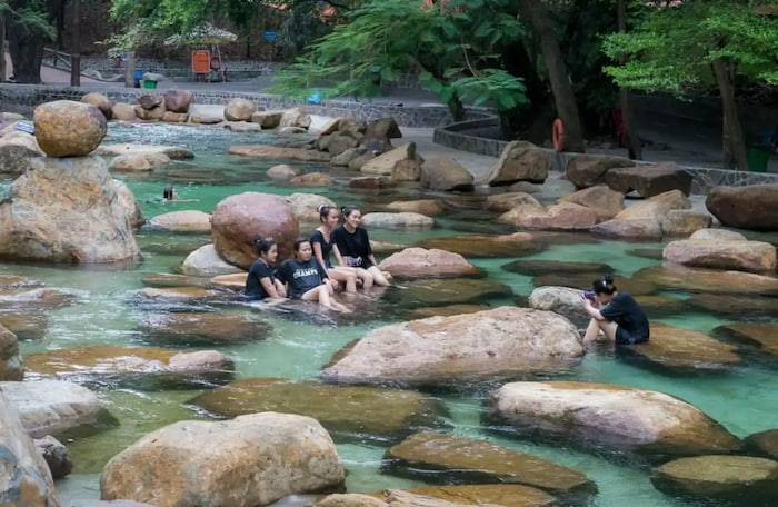 Điểm mới mẻ của  khu du lịch sinh thái Thủy Châu đó chính là thác nước cùng với hồ bơi nhân tạo.