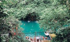 Khi đến với suối Moọc, bạn sẽ cảm thấy vô cùng khoan khoái với những dòng suối trong veo